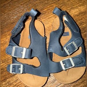 Carter’s Sandals like brand new, size 6-9months.